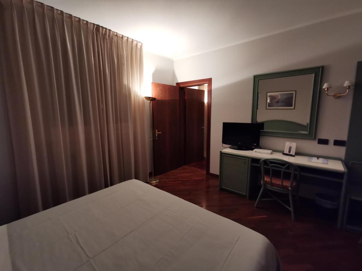 Hotel Le Ville Modena Exterior photo