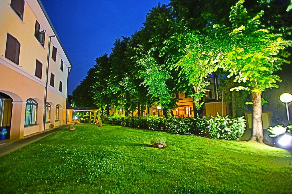 Hotel Le Ville Modena Exterior photo