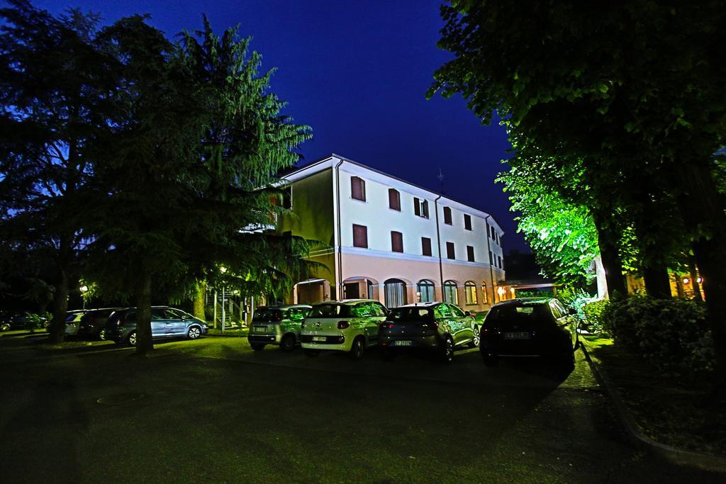 Hotel Le Ville Modena Exterior photo