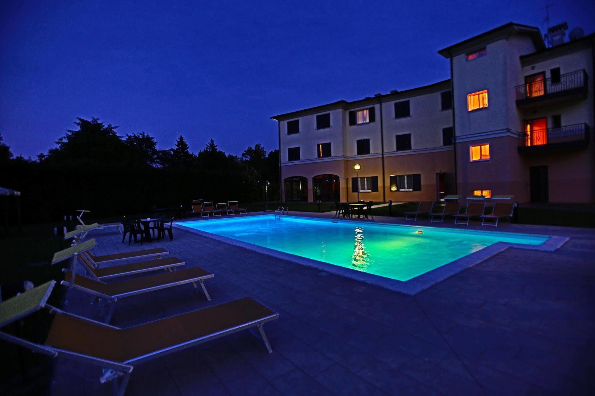 Hotel Le Ville Modena Exterior photo