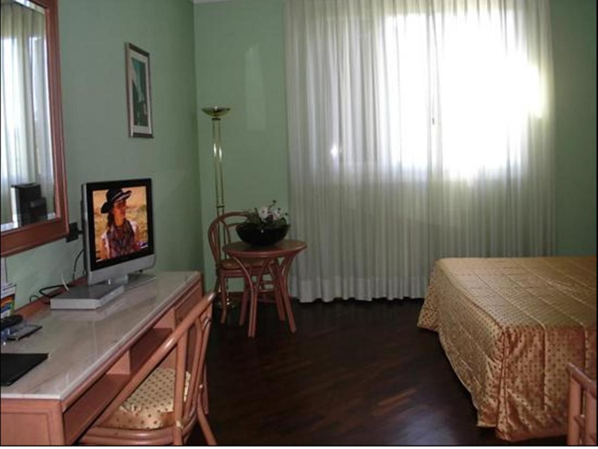 Hotel Le Ville Modena Room photo